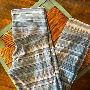 Lululemon 7/8 length blue stripe wunder under leggings size 6